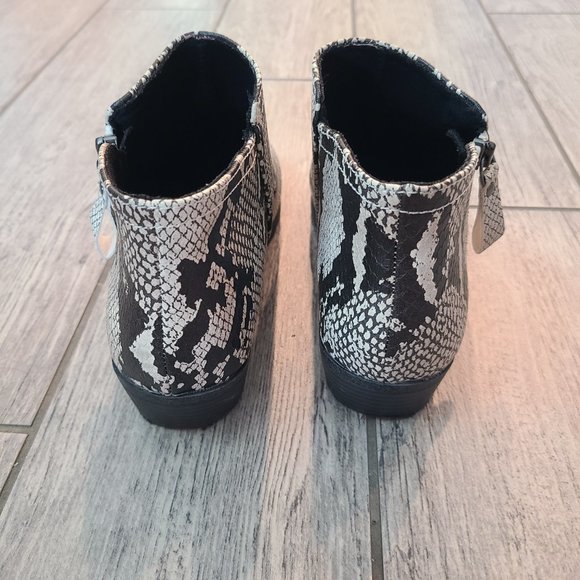 Arizona Jean Co. women's Galen ankle booties memory foam beige & black size 7.5 - Picture 6 of 13